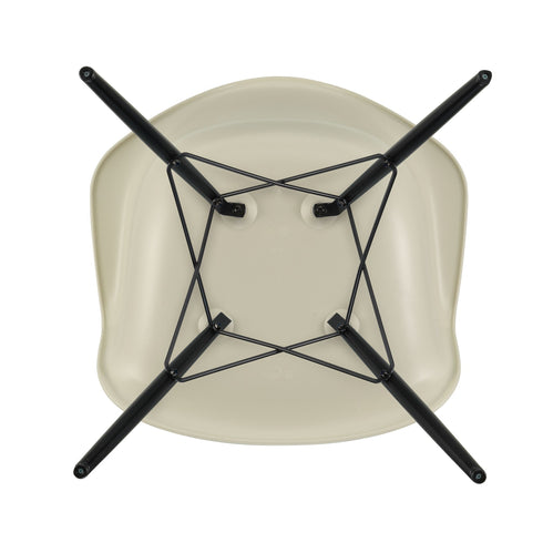 Cadeira de Braços Plástica Eames DAW / Base Ácer Preto